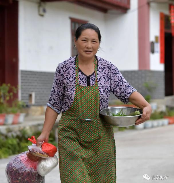 神山村村民彭夏英在自己開的農家樂給游客準備飯菜