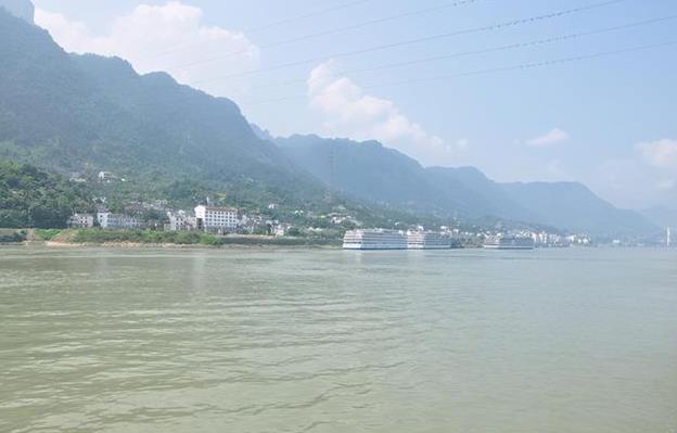 長江旅游途中的船上生活