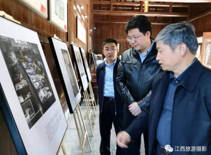 銅鼓縣委書記江偉斌，縣長黃為民在熊省長專題攝影展廳參觀