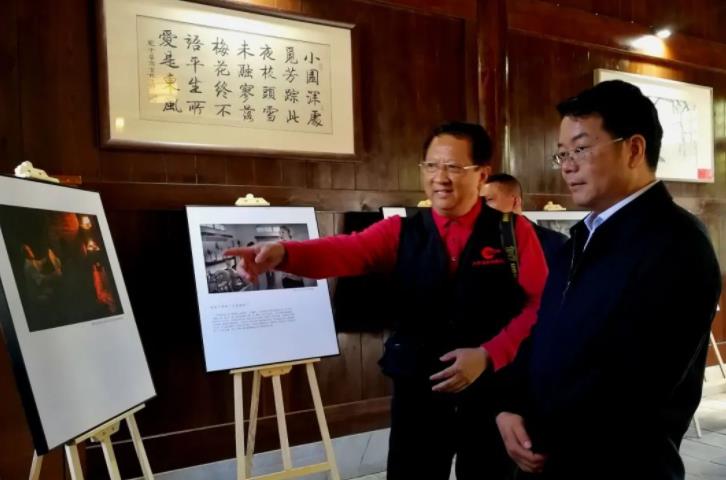 宜春市委常委、宣傳部長袁川在熊省長專題攝影展廳參觀