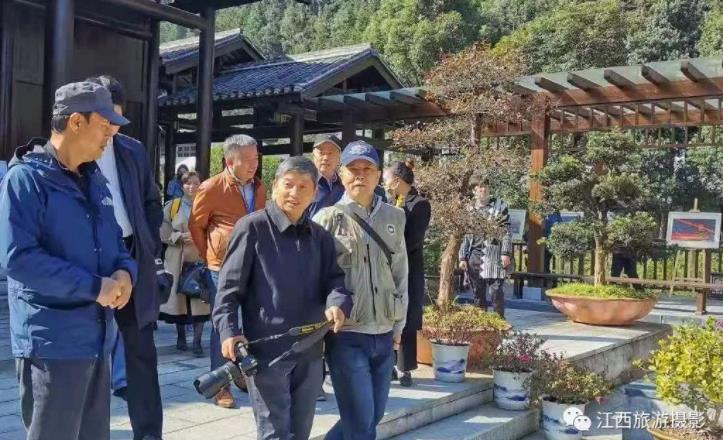 省人大教科文衛委原副主任舒仁慶、北京航拍專業委員會主席劉寬新參觀攝影作品展