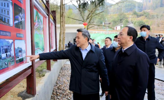 公司董事長向王書記作項目匯報
