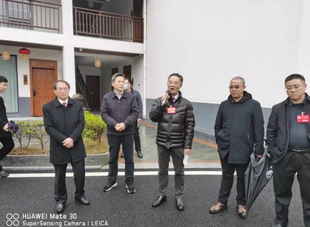 政協主席李斌向委員們作考察總結