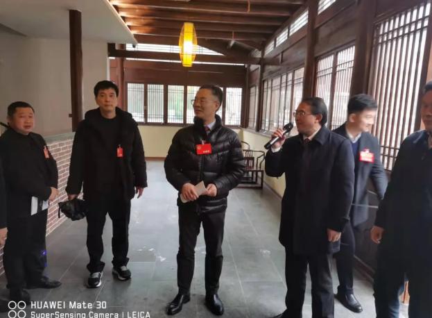 管理局許石明副局長向李斌主席和政協委員們介紹項目情況