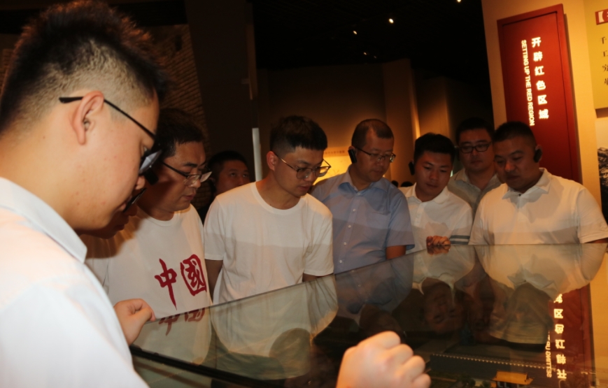 晟鼎股份銷售年中總結會議參觀博物館